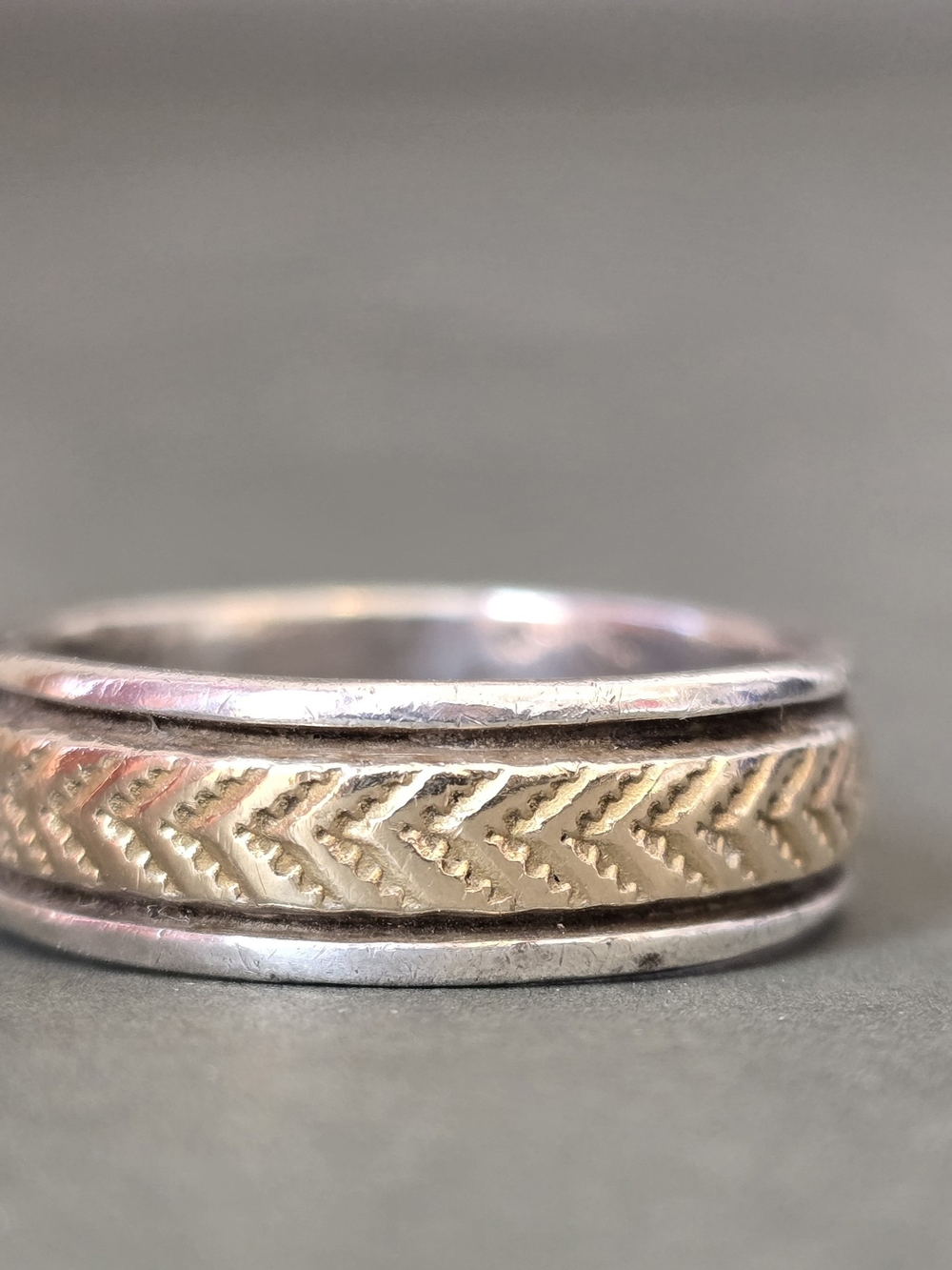 Two-Tone Chevron Band Ring - Gold & Silver